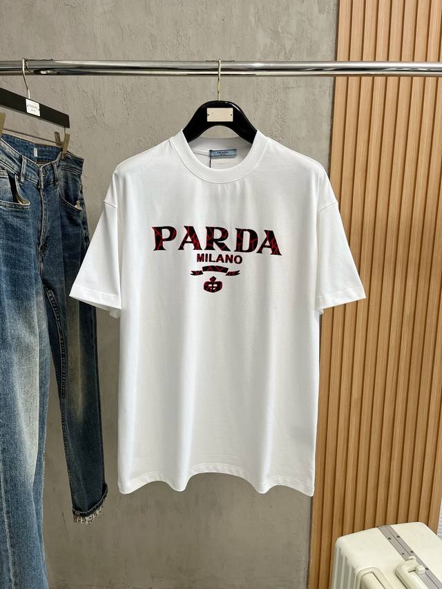 P250普家2025新款原单男士休闲打底短袖T恤！高端定制 高版本 时尚百搭爆款宽松版型原版进口420克双股纯棉面料 螺纹袖口.领口衣摆 手感超柔软细腻 穿着亲