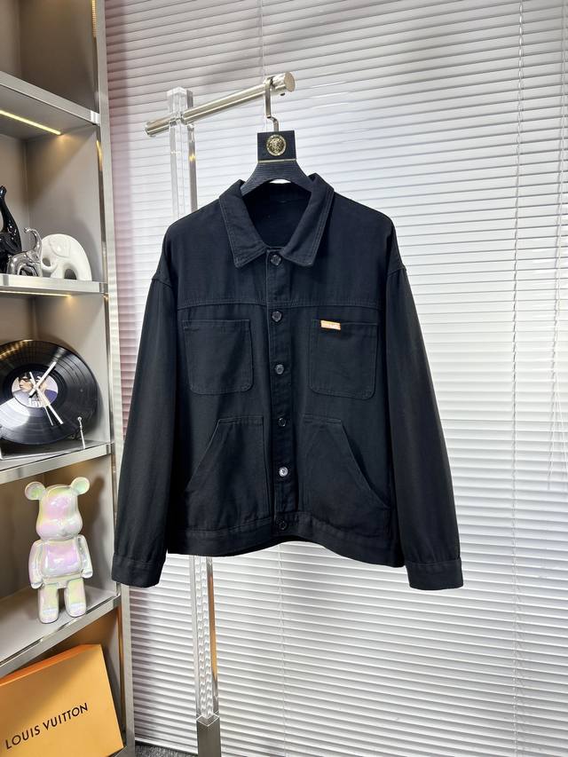 P260 Herm*爱马仕 Ss25早春新款牛仔外套。采用客供高密度精材质面料，软糯亲肤，立挺有型，品牌字母Logo，满满的时尚感；适合多种穿搭风格；一款不挑年