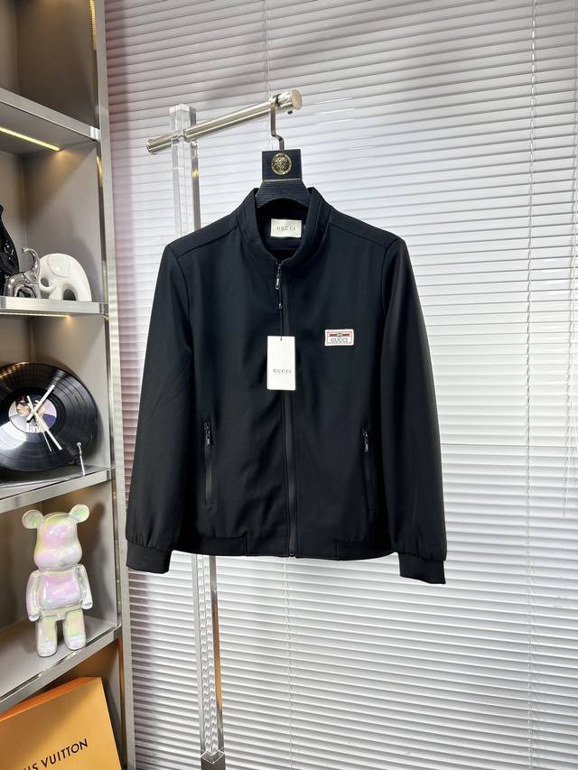 P260 Gucc*古奇 Ss25早春新款夹克外套。采用客供高密度精材质面料，软糯亲肤，抗皱立挺有型，品牌字母Logo，满满的时尚感；适合多种穿搭风格；一款不挑