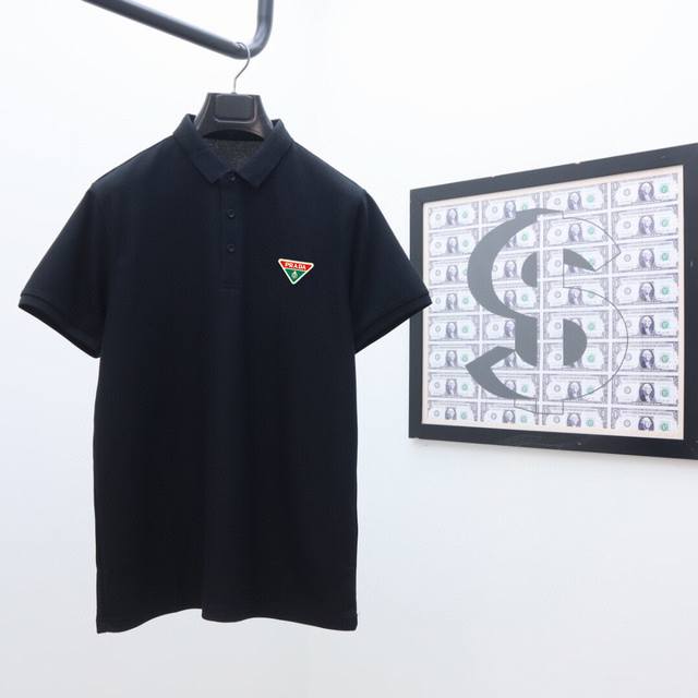 P140 普拉达 最新版本翻领Polo短袖，纯色百搭双色，最顶级的品质专柜原单短袖，顶级制作工艺进口面料，专柜款独特设计，采用进口高端订制进口丝线手感一流！码数