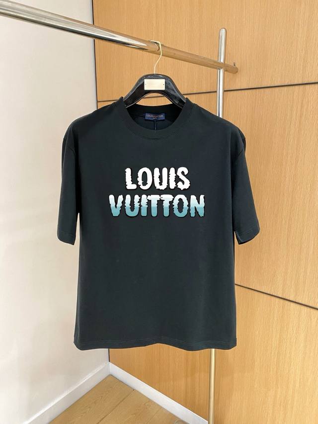 P100 Lv 2025新款经典圆领短袖，时尚百搭经典元素打造精致工艺专柜面料，顶级元素融合打造，经典短袖，潮男时尚，无论是上身舒适度还是都是无可比拟的存在，男