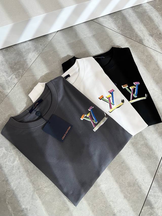 P210 Louisvuitt*路易*登 2025春夏全新系列单品上线，非常时髦前卫的一款男女同款短袖T恤，标识Logo图案印花工艺修饰！区别于以往的不同，宣示