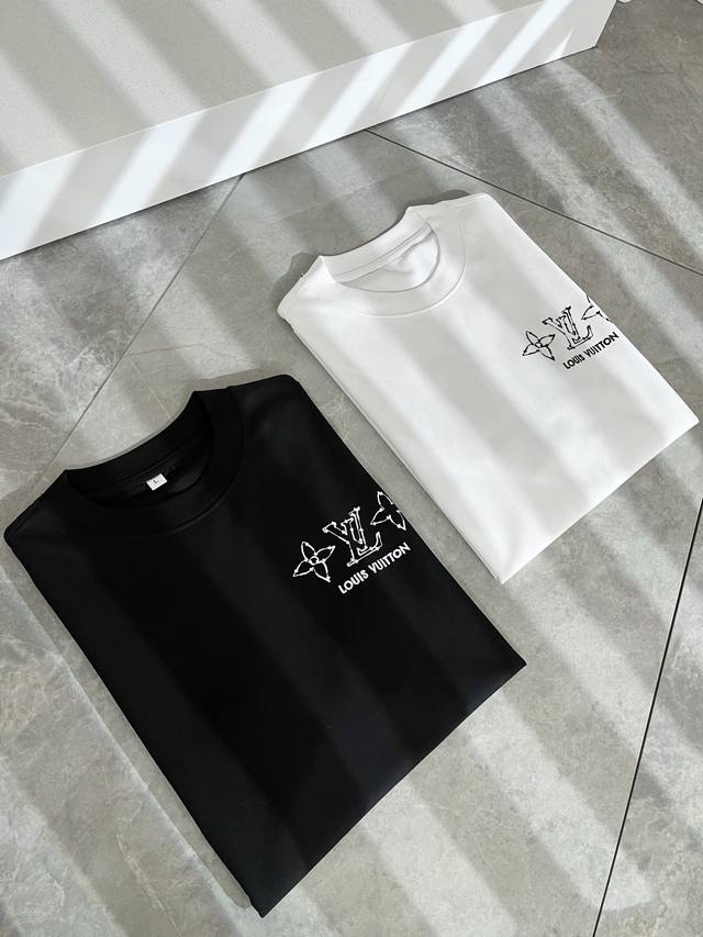 P200 Louisvuitt*路易*登 2025春夏全新系列单品上线，非常时髦前卫的一款男女同款短袖T恤，标识Logo图案印花修饰！区别于以往的不同，宣示品牌