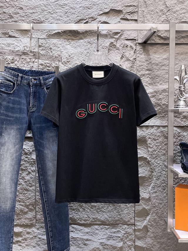 P180 Gucci古驰 新款短袖 日常出门闭眼搭定制丝光弹力棉面料短袖T恤 魅力在于创造了简约奢华感的时尚,随意搭配感受英式风格独特气质. 宽松的版型展现出休