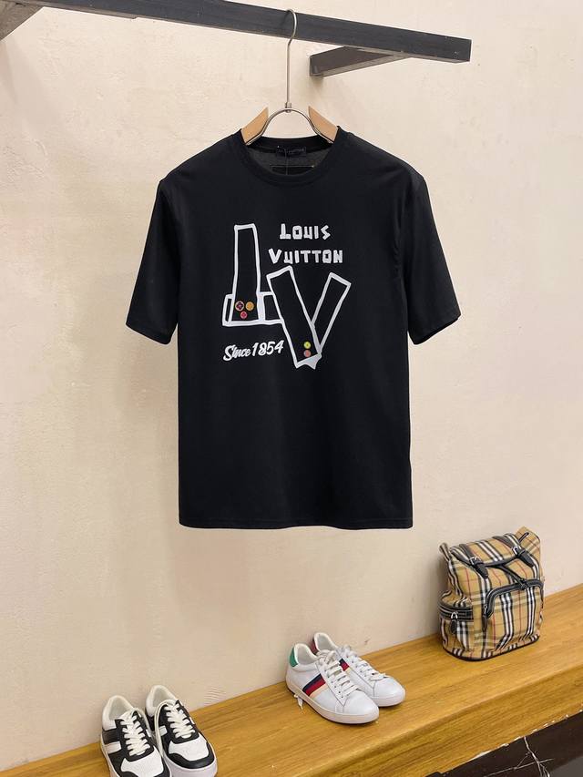P200 Lv 宽松版型 最新最顶级版本 最顶级的品质专柜原单短袖，顶级制作工艺进口面料，专柜款独特设计，采用进口高端订制面料 手感一流！官网在售！码数：M-X