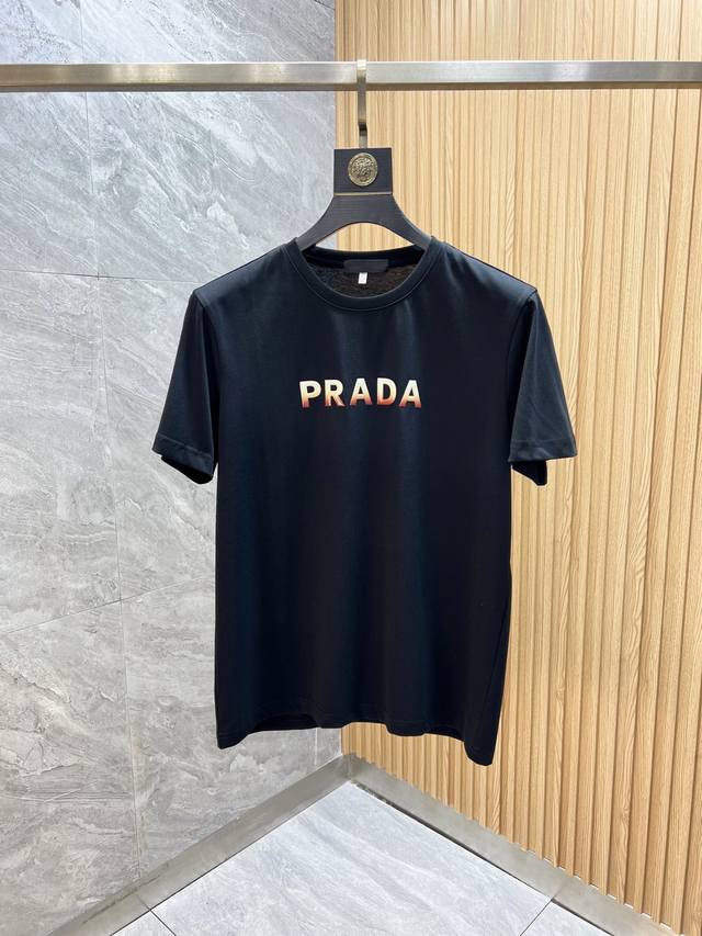 P180 Prada 普拉达 2025年春夏新品上新 三标齐全 丝光棉圆领短袖T恤 好货不用过多介绍 看细节 专柜码数：M-6Xl 175 140建议Xl