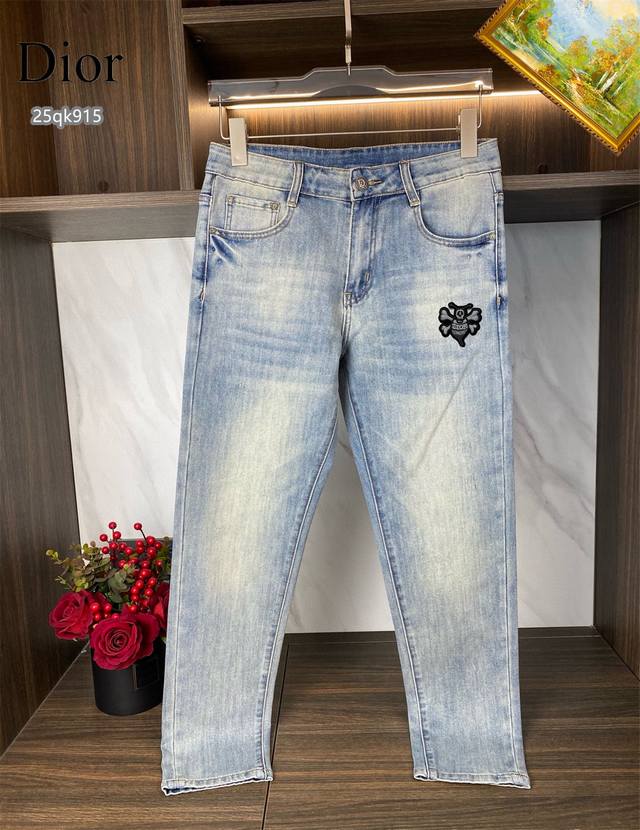 P200 Dior 专柜最新同款牛仔裤 面料版型做工绝绝子 好穿不挑身材在搭配上没有太多的限制 随意简洁的衬托其他单品，来展现自己的风格姿态～ 可以百搭任何风格
