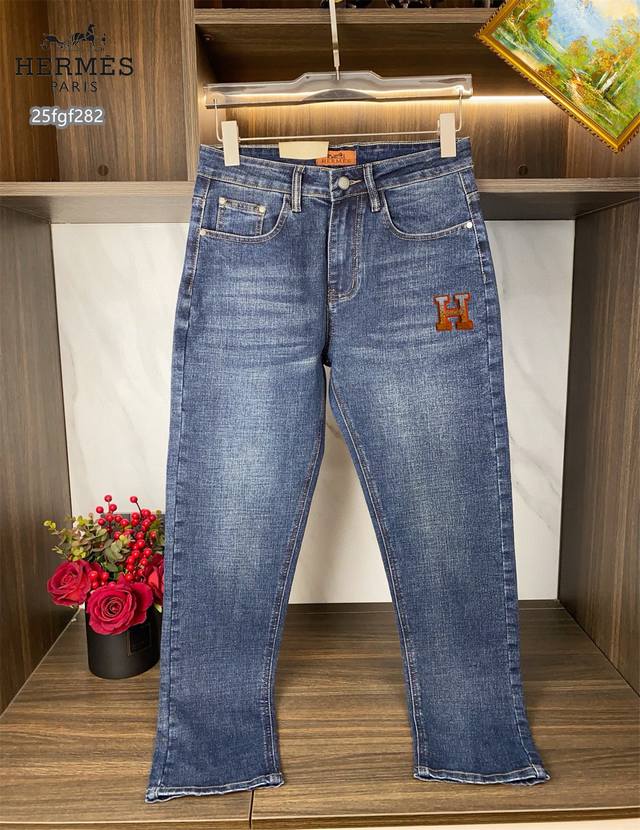 P200 爱马仕 专柜最新同款牛仔裤 面料版型做工绝绝子 好穿不挑身材在搭配上没有太多的限制 随意简洁的衬托其他单品，来展现自己的风格姿态～ 可以百搭任何风格的