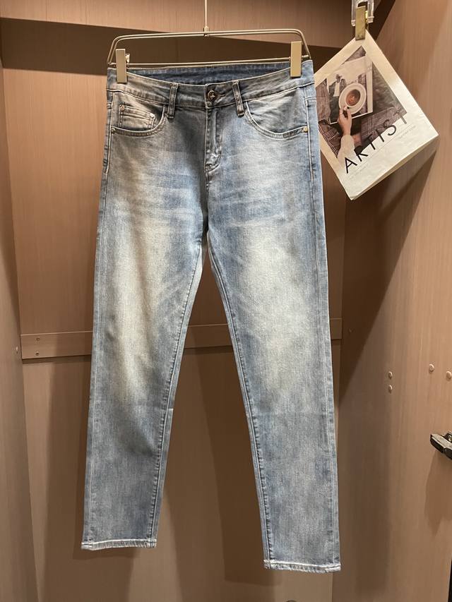 P180 Lv 专柜最新同款牛仔裤 面料版型做工绝绝子 好穿不挑身材在搭配上没有太多的限制 随意简洁的衬托其他单品，来展现自己的风格姿态～ 可以百搭任何风格的单