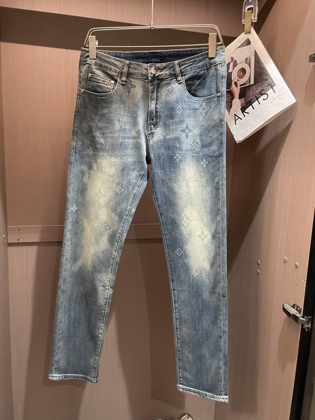 P180 Lv 专柜最新同款牛仔裤 面料版型做工绝绝子 好穿不挑身材在搭配上没有太多的限制 随意简洁的衬托其他单品，来展现自己的风格姿态～ 可以百搭任何风格的单