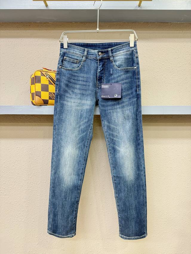 P180 Prada 普拉达 原单牛仔裤 2025新品，原版牛仔裤 原版重工打造，品牌经典Logo设计，三标齐全！原版五金辅料。专柜定制牛仔面料，完全对版专柜，