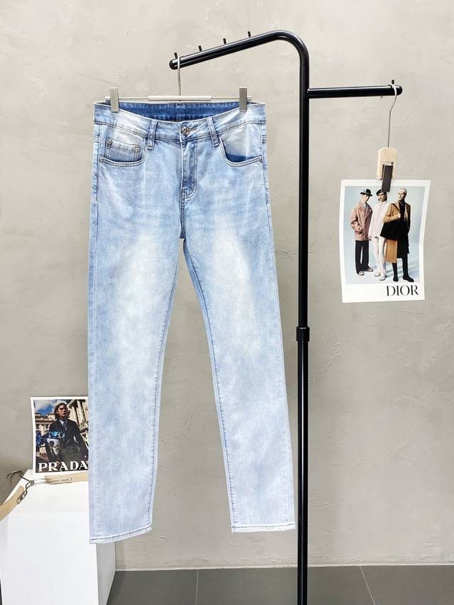 P180 Prada普拉达独家专供新款休闲牛仔裤高端版本 专柜定制面料 透气舒适度高，细节无可挑剔，品牌元素设计理念，体现高品质。手感细腻柔软！呈现休闲裁剪，上