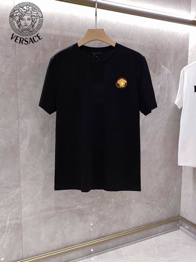 P130 范思哲 2025最新男士高端好货，胸前字母徽标印花图案增添活力感！最经典一目了然的干净与纯粹的结合.必入款推荐！选用190克双股丝光面料制成 纹理清晰