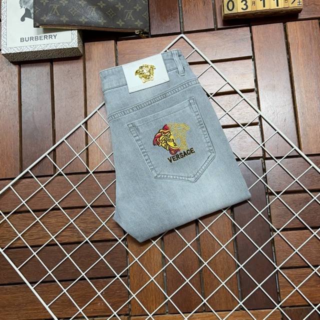P260 Versace 范思哲 秋冬新款新品 专柜有售 实体店极品牛仔裤专柜原版1:1好货，适合各个年龄段。市场最高版本的欧洲进口面料。舒适柔软亲肤，上身效果