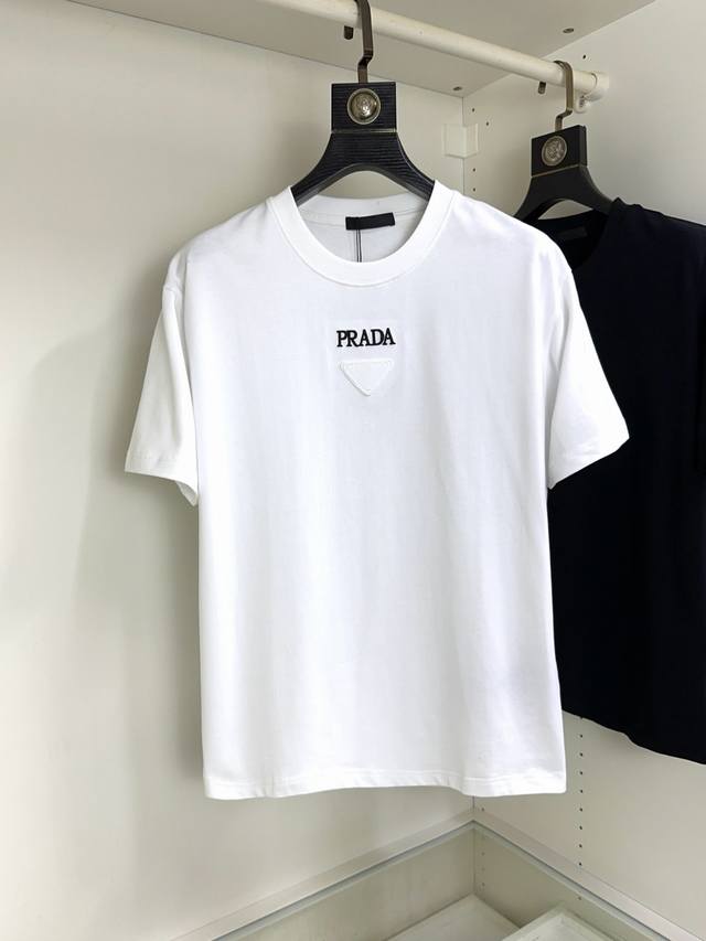 P210 Prada 普拉达 最大可穿210斤顶级圆领休闲短袖高级定制百搭款式 任何人都可以轻松驾驭 面料全订制工艺 胸前奢华经典品牌最新Logo设计，非常显档