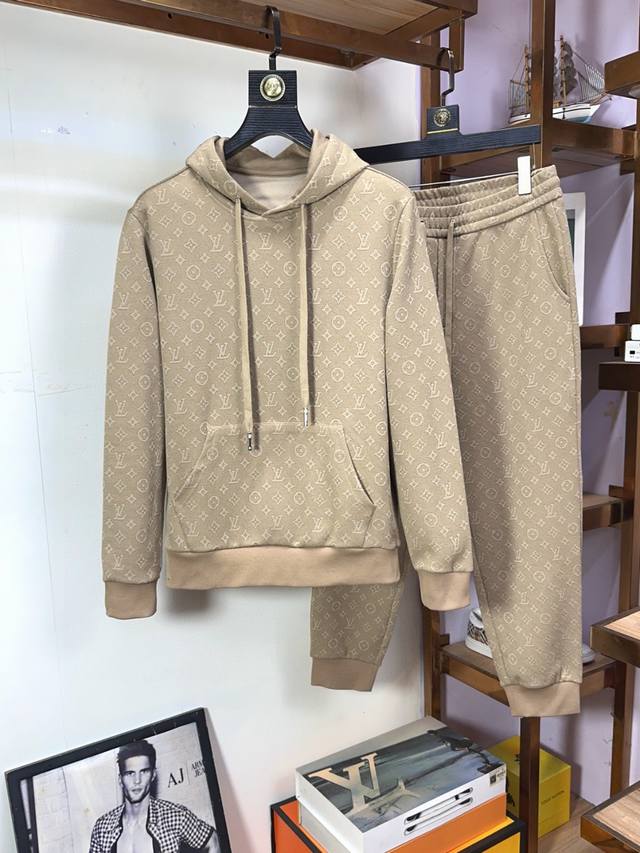 P460 狠货来袭 Lv 路易威登 秋冬季新款 专注官网原版 全新爆款开衫套装 原版1:1倾注顶级设计师的精心之作 就为一个贴合、完美的上身效果 全天然优质罗马