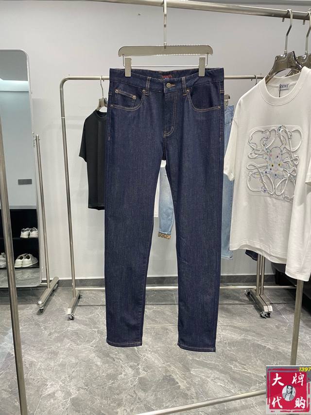 P220 Prad普拉达 25Ss春夏新品男款轻奢潮流时尚休闲微弹力修身小直筒水洗牛仔裤！专业砂洗设计，轻盈不厚重，休闲直筒的裤型，原单品质高端时尚休闲牛仔裤，