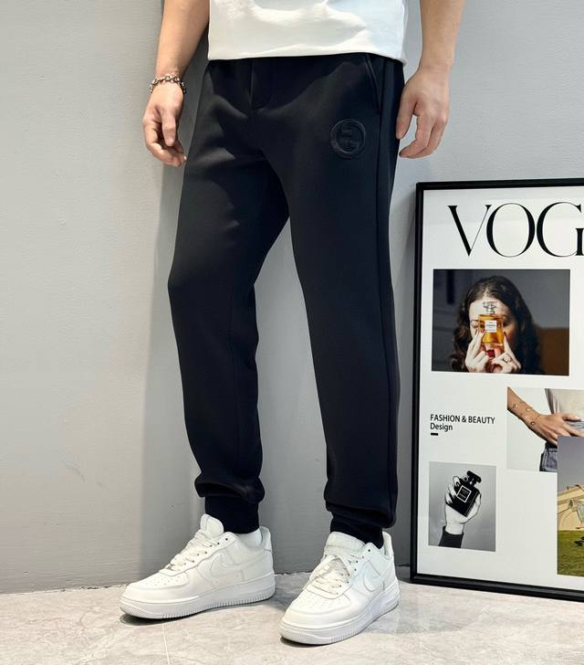 290 Gucci 24Ss秋冬男新款重工刺绣休闲裤！加绒裤经典！！！高端锦棉面料打造.复合加绒.贴身质地柔软又不失筋骨.后侧口袋处饰有经典的标志性徽标.3D绣
