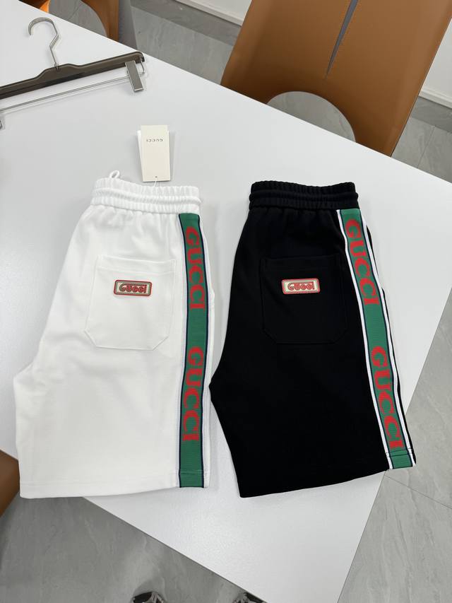 230 Gucc*25S潮牌五分短裤.超高品”2025新款运动套装.男女同款！休闲运动风格.经典大牌新推系列将条纹Gucc*织带巧妙融入运动装设计，塑就一系列充