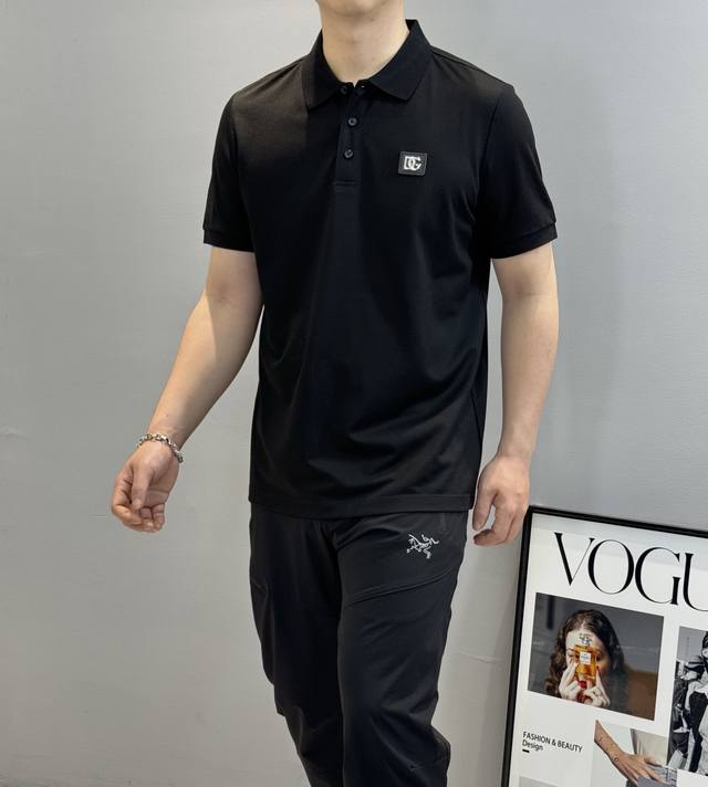 240 D&G杜嘉班纳25S春夏男士Polo，商务休闲款推荐经典基础款.此款短Tee甄选丝光珠地棉面料，触感爽滑软糯，衣身胸前经典Dg皮标.原版五金纽扣辅料.高