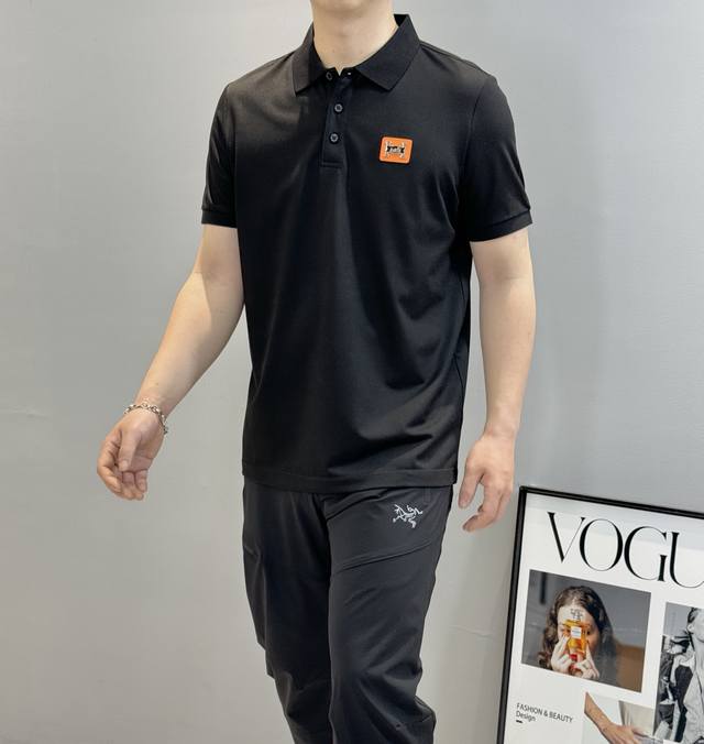 240 Herme*爱马仕25S新款翻领T恤.基础款Polo推荐～橘色皮标呈现出销量榜首！经典品味又不失风度，干干净净的纯色.胸口精致品牌皮标工艺.百分百丝光珠