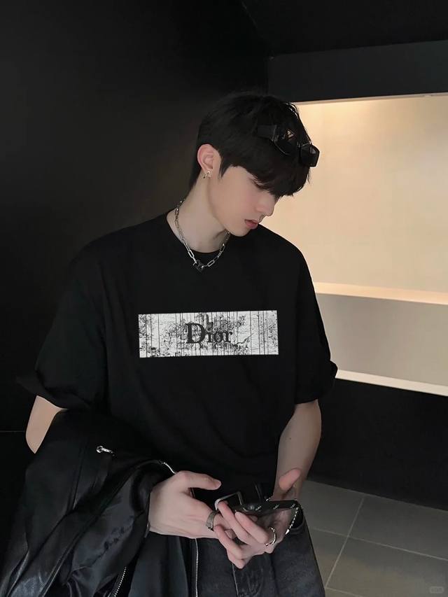 220 Dio*R迪-奥25S新款情侣圆领T恤！胸前新款3D爆裂感立体硅胶印花.300G甄选100%纯棉质感.棉质饱满富有弹性.秉持着对细节追求 图案也是全新！