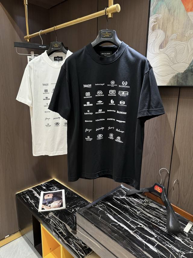 P200 Bal2025 春夏新款短袖 整体上色泽较鲜明和光亮，手感顺滑揉软，悬垂感特强，质地自然柔软、贴身超级舒服，悬垂感特强！ T恤日常穿搭很自在很实用，超