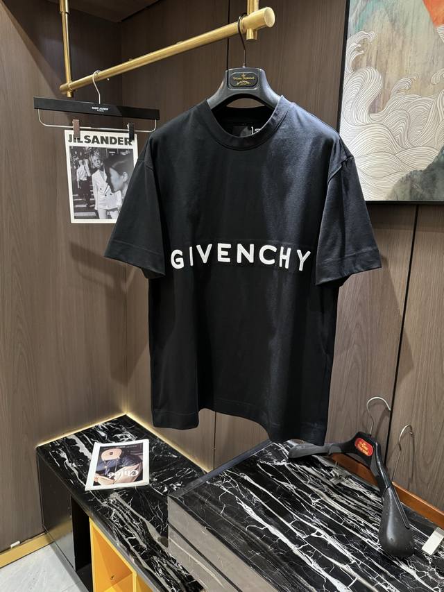 P200 Giv2025 春夏新款短袖 整体上色泽较鲜明和光亮，手感顺滑揉软，悬垂感特强，质地自然柔软、贴身超级舒服，悬垂感特强！ T恤日常穿搭很自在很实用，超