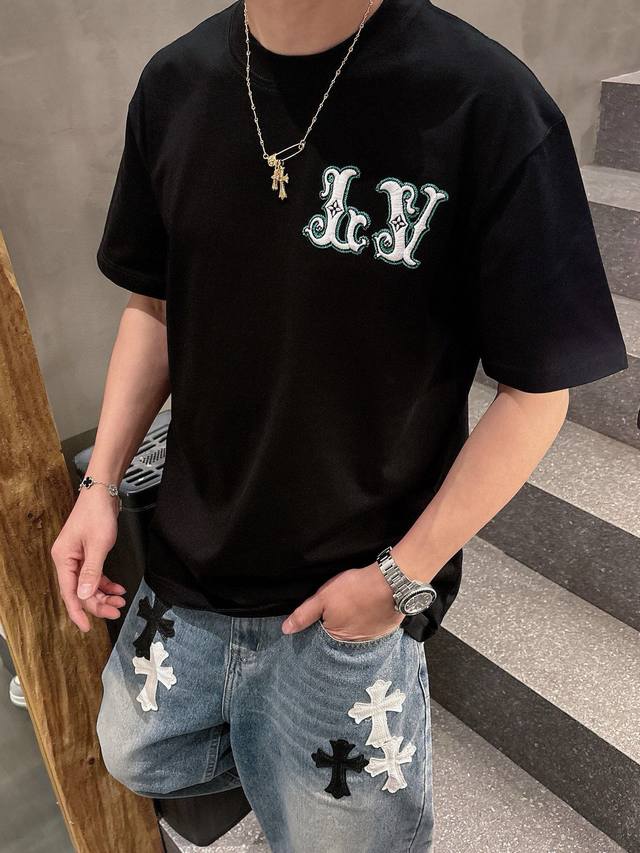 210 驴牌*25S新款潮牌T恤.男女同款～260G纯棉面料.上身也是非常的舒适.胸口经典Lv重工绣花.后背大图形质感图案设计.起伏感视觉感手感统统都给你！三标