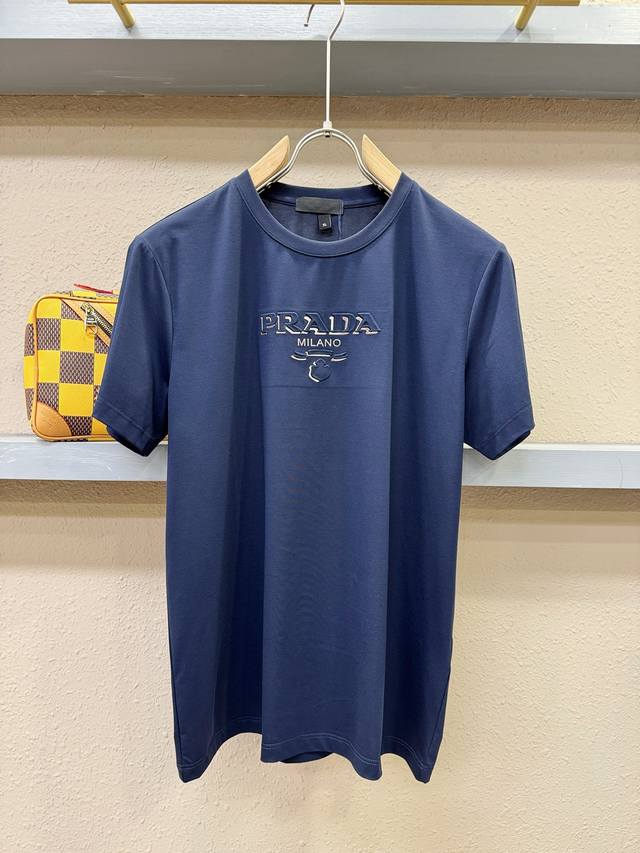 P220 Prada 普拉达 顶级品质 2025款新品短袖！精选顶级丝光棉面料，手感柔软。顶级进口私货，时尚设计潮流短袖，不失奢华 品质毋庸置疑 上身效果超赞，