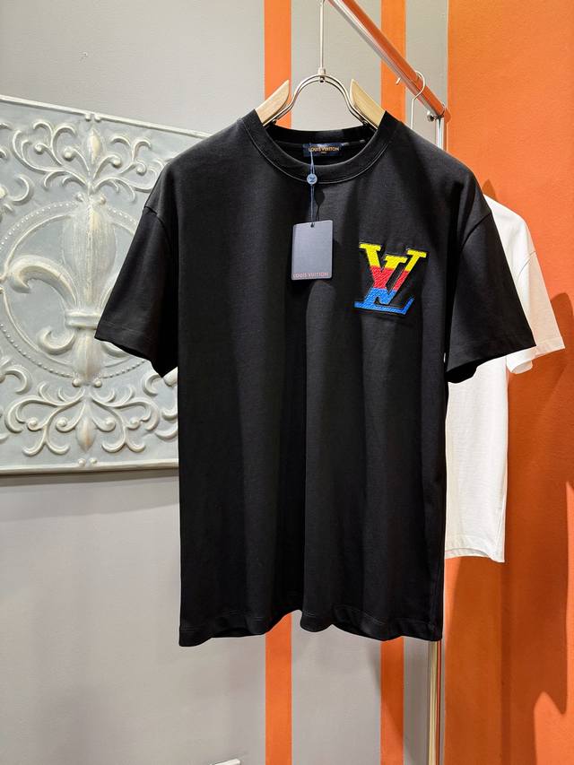 P220 Lv 2025春夏新款短袖T恤！走秀图案时尚休闲短袖T恤衫！设计Logo设计！极具设计精选客供100%全棉面料，手感柔软亲肤，着身舒适透气性都无法挑剔