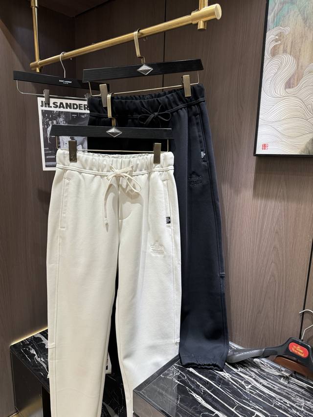 P250 Vivi2025春夏最新系列男士休闲裤！柔软细腻，手感绝佳！品牌格调一览无余！极简主义设计，没有多余浮夸的元素来宣兵夺主，细节做工精细，五金配件原版定