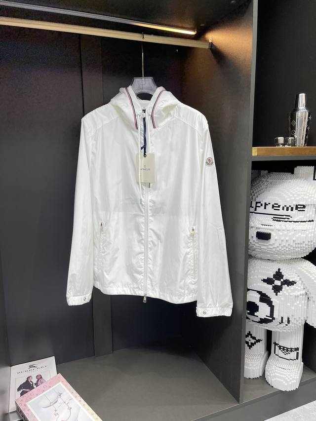 P340。新款上架 -Mon*Cler 蒙家-早春最新款上市！连帽织带钢印夹克外套 官网同步爆款 高端定制 品质经得起任何形式检验，呈现一种焕然一新，赋予你与众