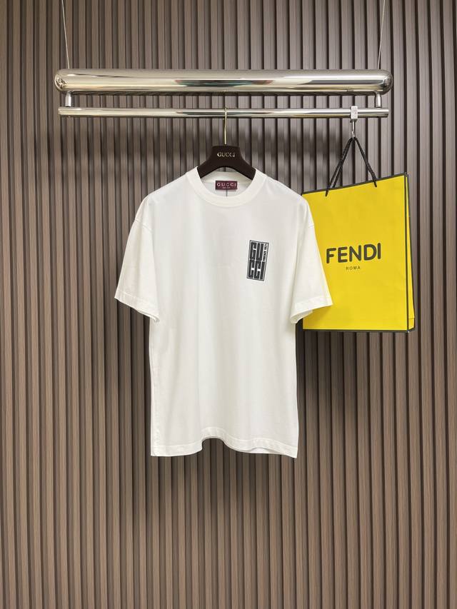 P170Gucci 长方形字母印花针织棉短袖T恤，2025Ss早春新品，300G棉质。领口400G罗纹，Os大版型 落肩，面料紧密挺括有型，男女同款，早秋系列以