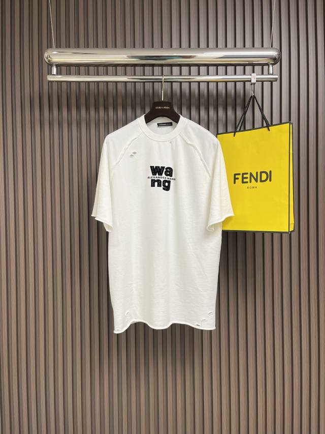 P270Alexander Wang 经典款发泡字母Logo印花重工水洗短袖T恤，面料采用纯棉32支双纱平纹，经洗水 缩水达260克重，工艺厚板立体字母 推荐款