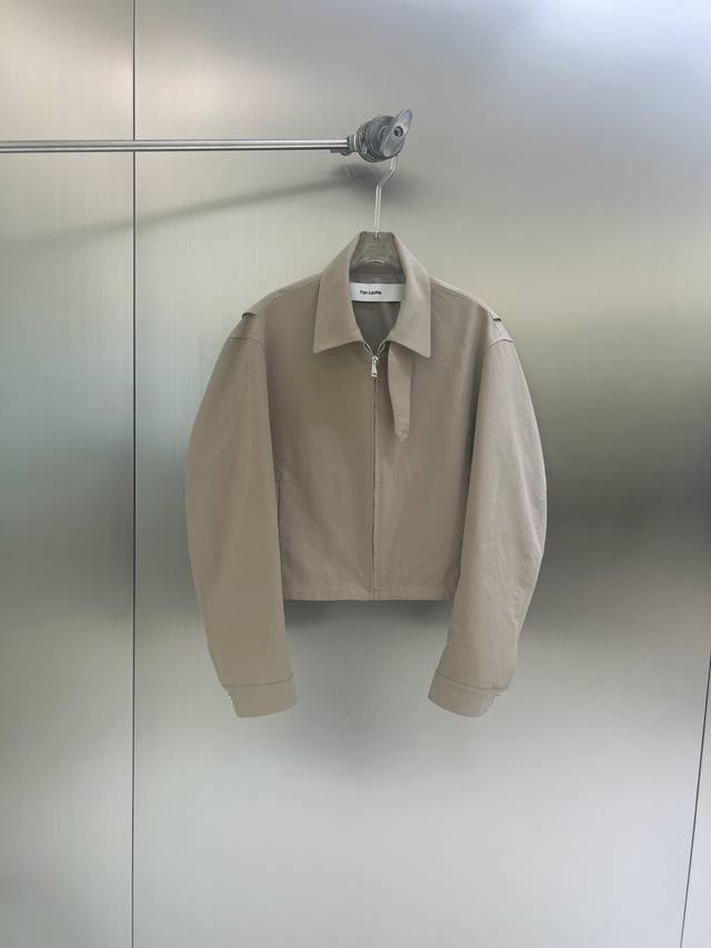 P550 新款发售 2025春夏新款 下摆抽绳立领短夹克外套 简单干练不失高级的夹克 质感超赞 定制的斜纹棉面料与版型裁剪 有挺括感 短款宽松版型 整件与众不同