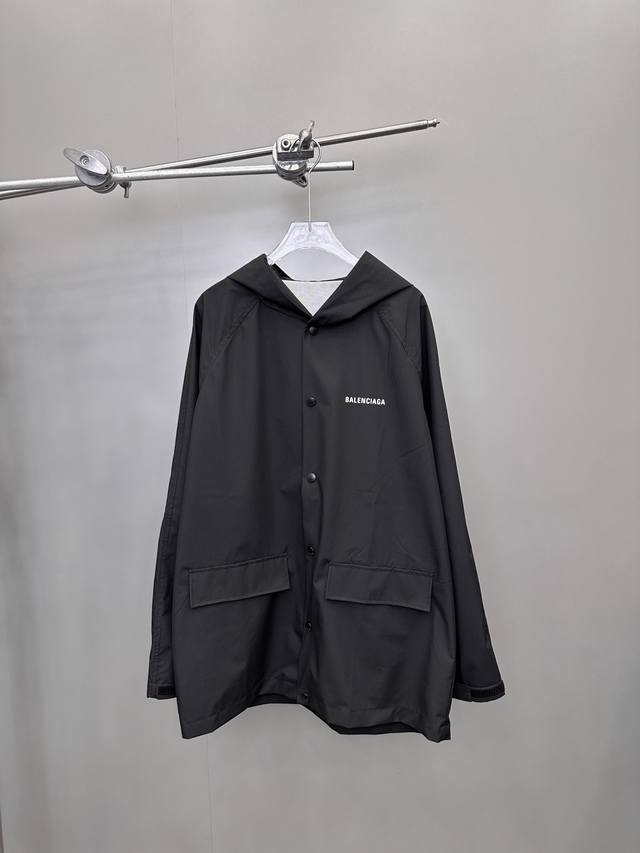 P510巴黎｜新款进口涂层防水面料时尚雨衣，潮人必备，前后字母反光印花，宽松版型，男女同款，尺码Sml
