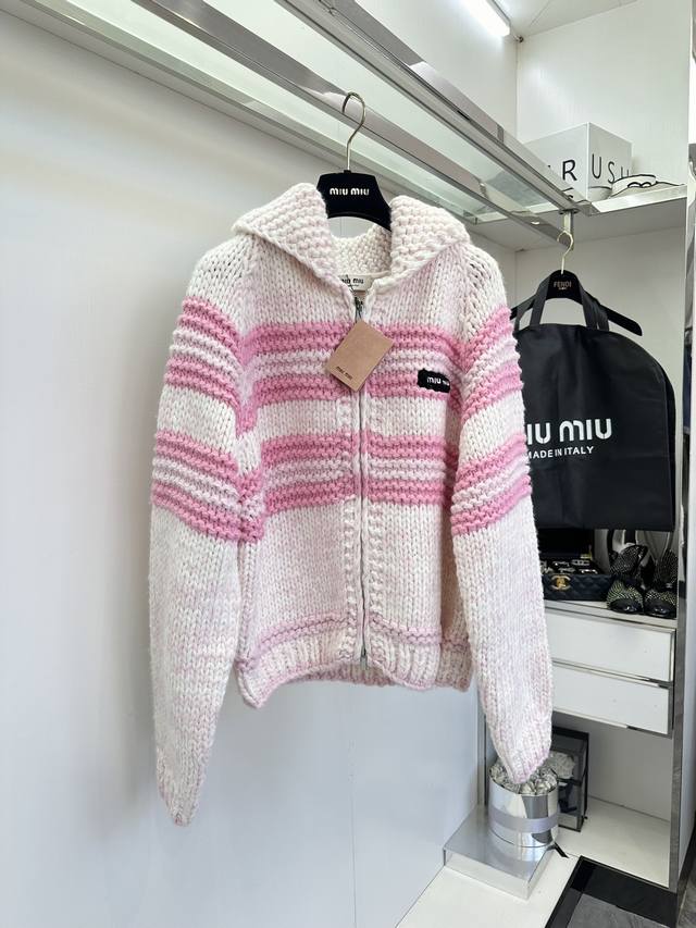 P550 Mi*Miu 2025早春新品Ing 翻领拉链毛衣开衫 定制Yb羊毛针织材质 柔软亲肤 立领翻领两穿设计 双向拉链随心开衩 通体多种麻花针织装饰 胸口