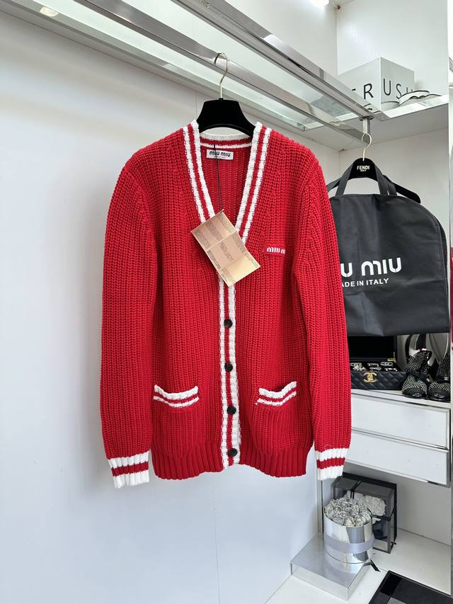 P390 Mi*Miu 2025早春新品Ing 定制Yb羊毛纱线织造 质感高级 舒适柔软 V领针织开衫剪裁 均以白色条纹撞色包边为设计亮点 学院青春感十足 搭配