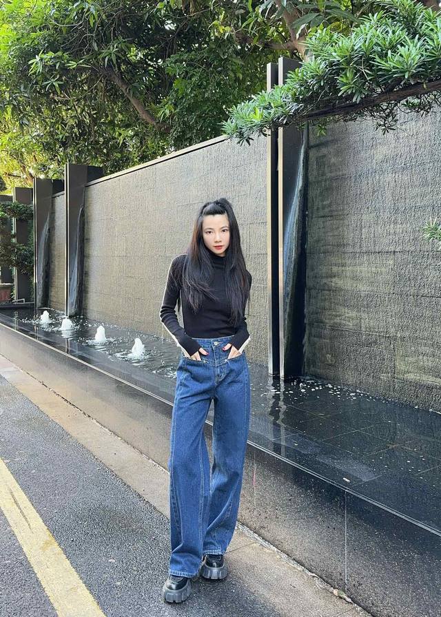 P250Loewe毛巾绣Logo牛仔长裤，牛仔裤的天花板，这款裤子版型真的很哇塞 牛仔面料选用土耳其进口的环保牛仔，手感特别好，穿着也特别舒服 这种裤型是从腰开