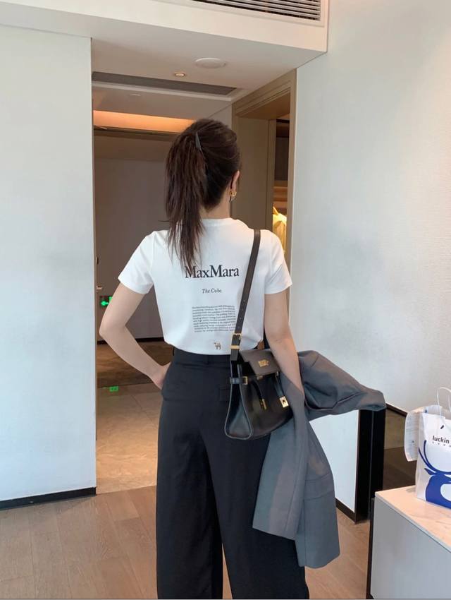 P17025春夏新款Maxmar*前后字母印花奥戴尔棉短袖T恤 采用奥戴尔棉料 触感细腻柔糯 上身亲肤透气舒服 简约耐看字母印花设计 每个颜色都超级百搭显瘦显白