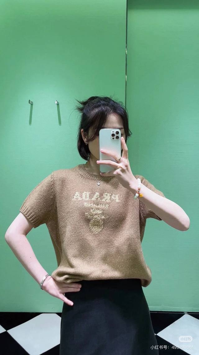 P290 原版Pp.....2025早春新款时尚圆领短袖针织羊毛，上衣气质小圆领撞色Logo设计极简风，金线融入其中 成衣高级且时髦！经典版型不挑人上身显瘦又百