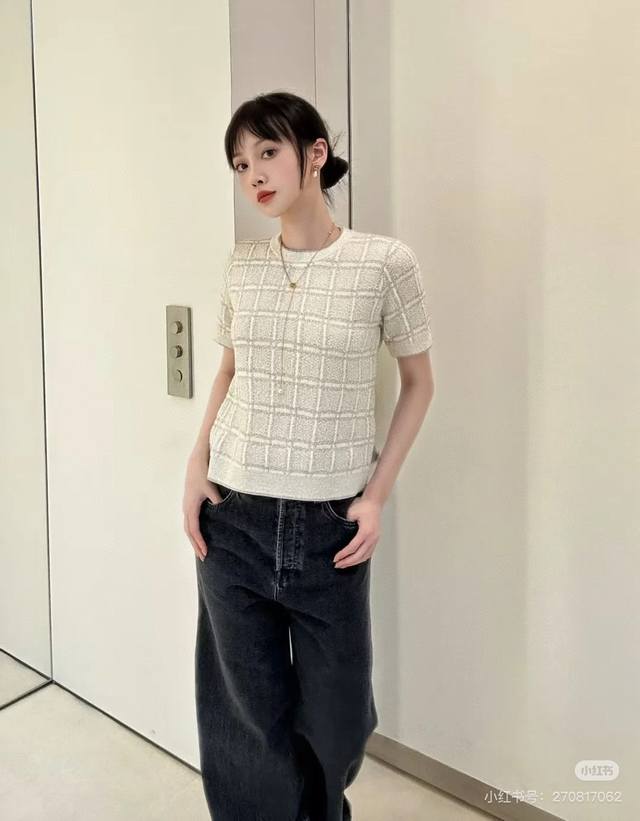 P390 原版Gu......2025早春新款时尚上衣，定制金丝羊毛纱线柔软细腻，日常搭配神器！名媛气质金丝格纹短袖上衣，经典圆领H版型不挑人上身显瘦又百搭！定