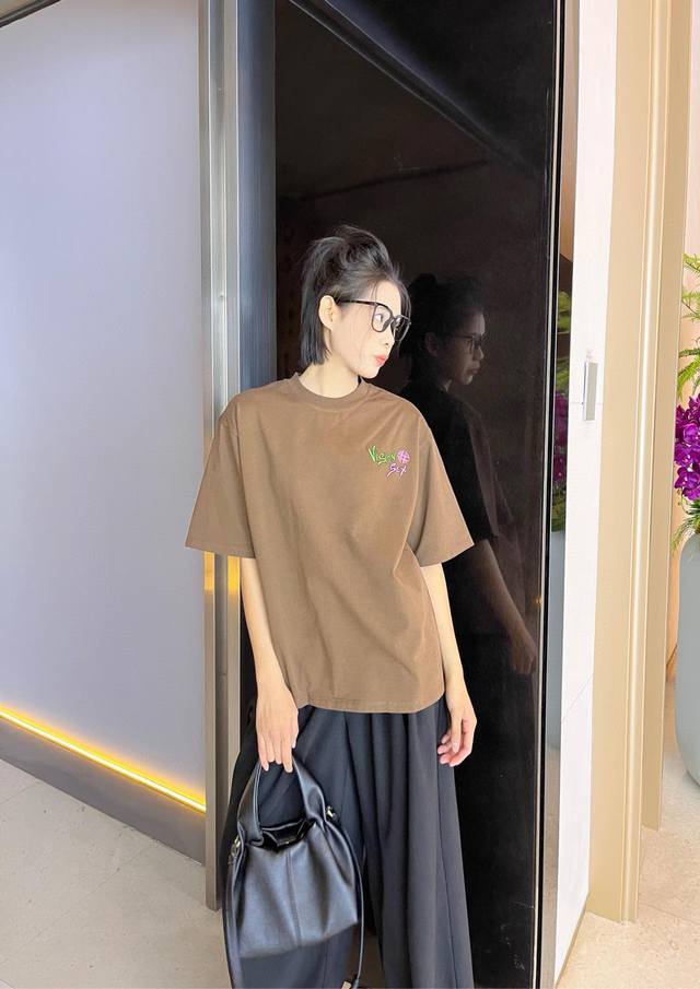P260 原版克罗心 2025早春新款圆领高克重纯棉欧潮版短袖T恤 ，后背重工印花刺绣工艺 要求车线做工符合精品要求，超级好搭配，搭配整件细节，品质及剪裁设计都