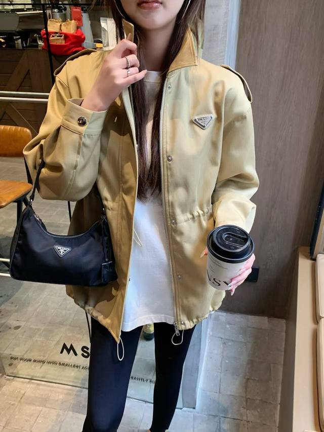 P470 原版Pp......2025早春新款时尚翻领风衣外套，定制纯棉面料，腰间抽绳设计，经典的倒三角标点缀 定制五金拉链，上身洋气十足。原版2色，码数Sml