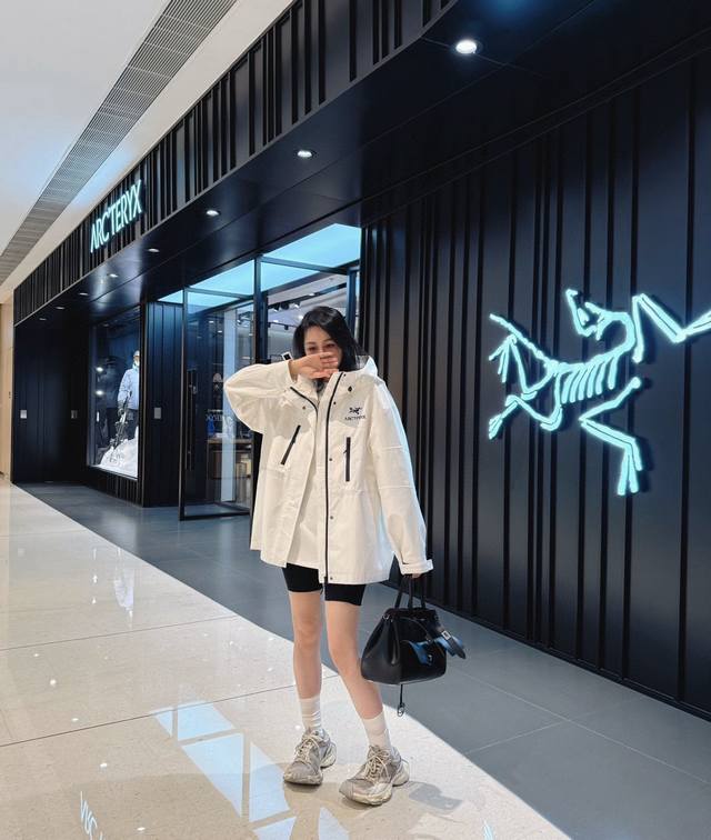 P470原版鸟家 ．．2025早春新款时尚冲锋衣外套，经典黑白配色推荐 立领连帽防风，前后刺绣标志性Logo 极简且精致，腰间抽绳 收放自如的穿着设计超级好穿不