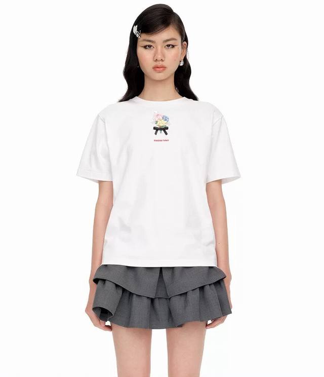 P210 原版Mon 2025春夏新款时尚刺绣花束蝴蝶结T恤。定制Yb斜纹全棉材质，饰以经花朵装饰 简约高级。上身修饰身型 清爽百搭，定制面辅料 认准版本！原版