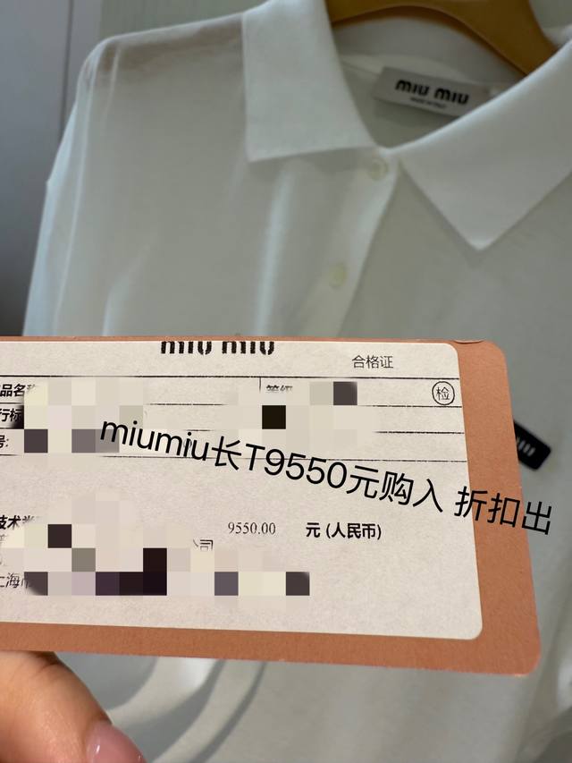 P350纯色Polo长袖 柔软舒适的针织面料呈现简约线条，点缀徽标贴饰，彰显经典风范与独特个性 Polo领口 纽扣开合 清爽减龄学院风 码数:37.38.40
