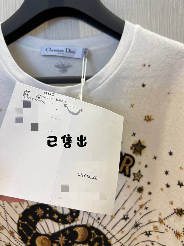 P420 转运蛇T 灵动的蛇身交织出品牌经典Logo标致，搭配上不同的颜色刺绣 栩栩如生 蛇在中国文化中是备受尊崇的象征。灵蛇与金色占星符号交织，并饰以月相图案