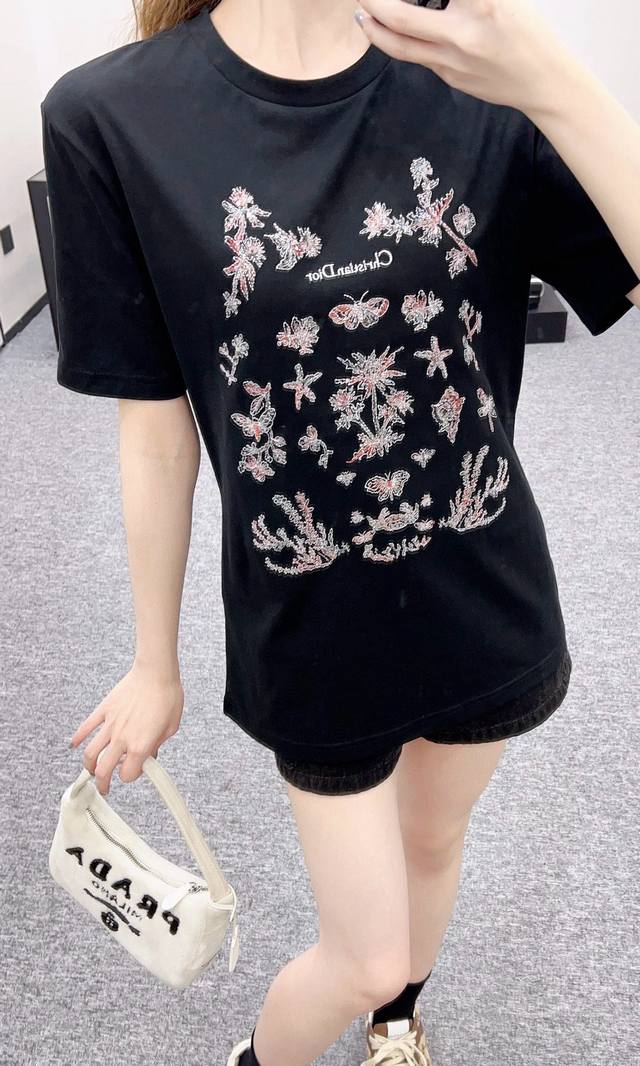 P210 原版Dd.....2025早春新款时尚蜜蜂刺绣T恤！设计感帅气时髦＇版型百搭不挑人！日常穿搭的造型利器，进口棉质面料质感超赞！原版3色，码数Sml。
